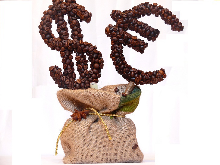 денежное дерево с кофе и мешковины