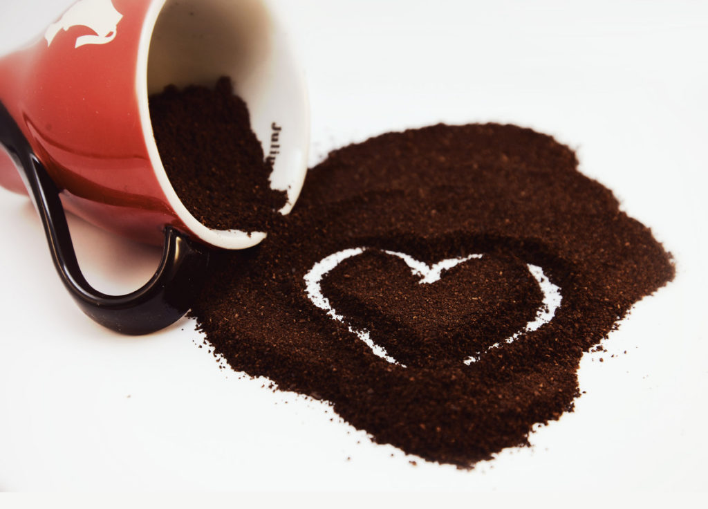 Сердце из кофе, высыпанного из чашки